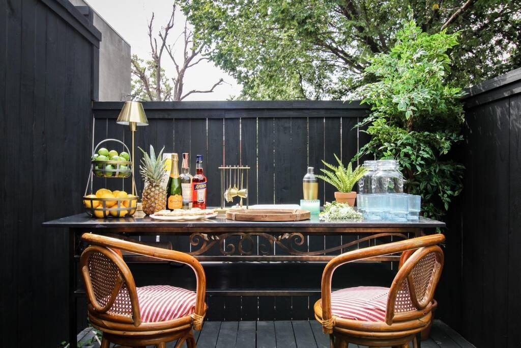 Mr. Nomad: Artistic Abode In Uptown Apartment *