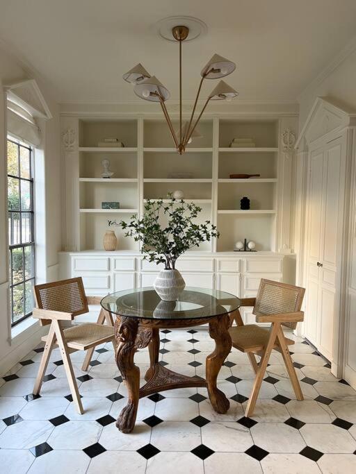 Mr. Nomad: Artistic Abode In Uptown Apartment *