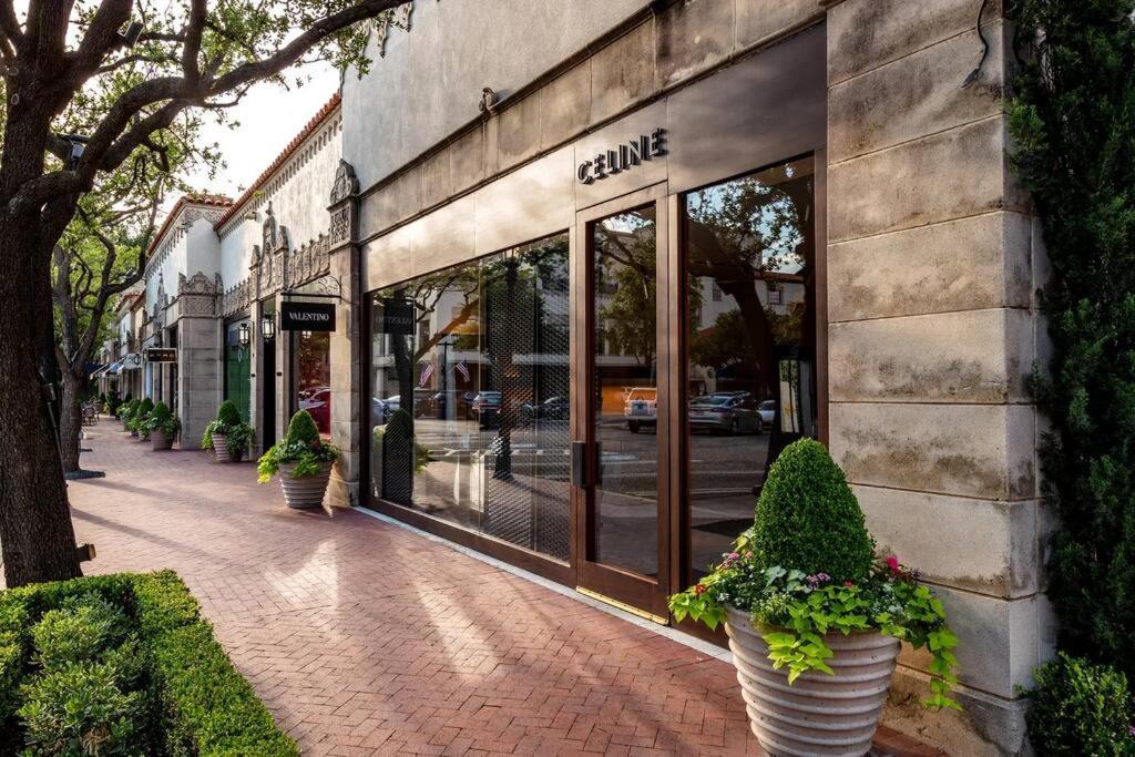 Mr. Nomad: Artistic Abode In Uptown *