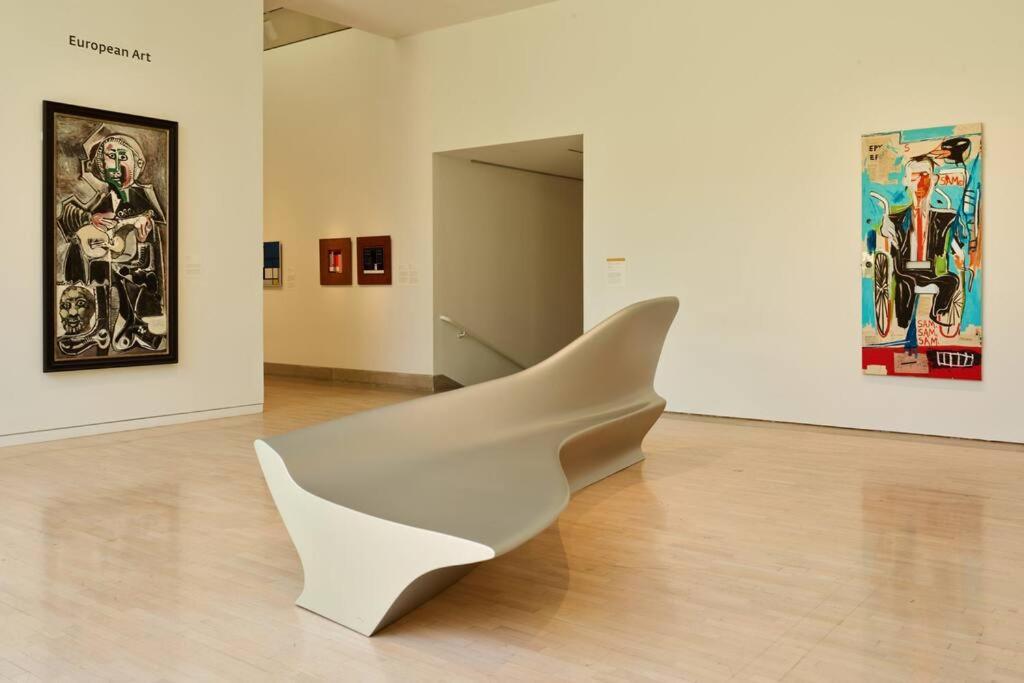 Mr. Nomad: Artistic Abode In Uptown Apartment *