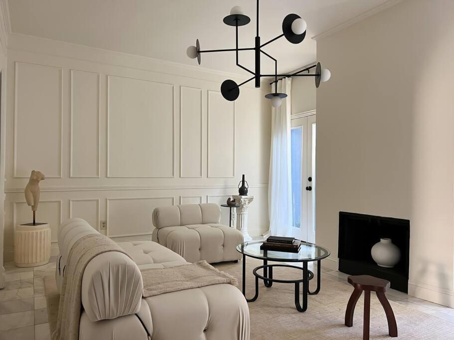 Apartment Mr. Nomad: Artistic Abode In Uptown