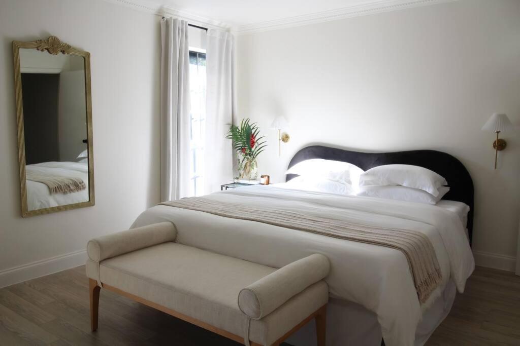Mr. Nomad: Artistic Abode In Uptown Dallas