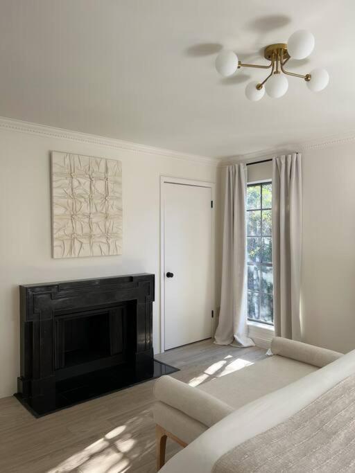 Mr. Nomad: Artistic Abode In Uptown Apartment Dallas