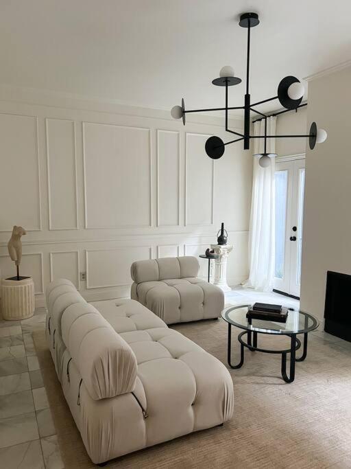 Mr. Nomad: Artistic Abode In Uptown Apartment