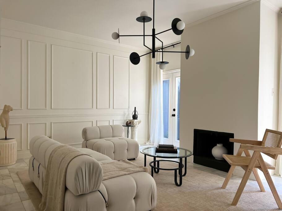 Mr. Nomad: Artistic Abode In Uptown Apartment