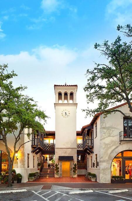 Mr. Nomad: Artistic Abode In Uptown Dallas