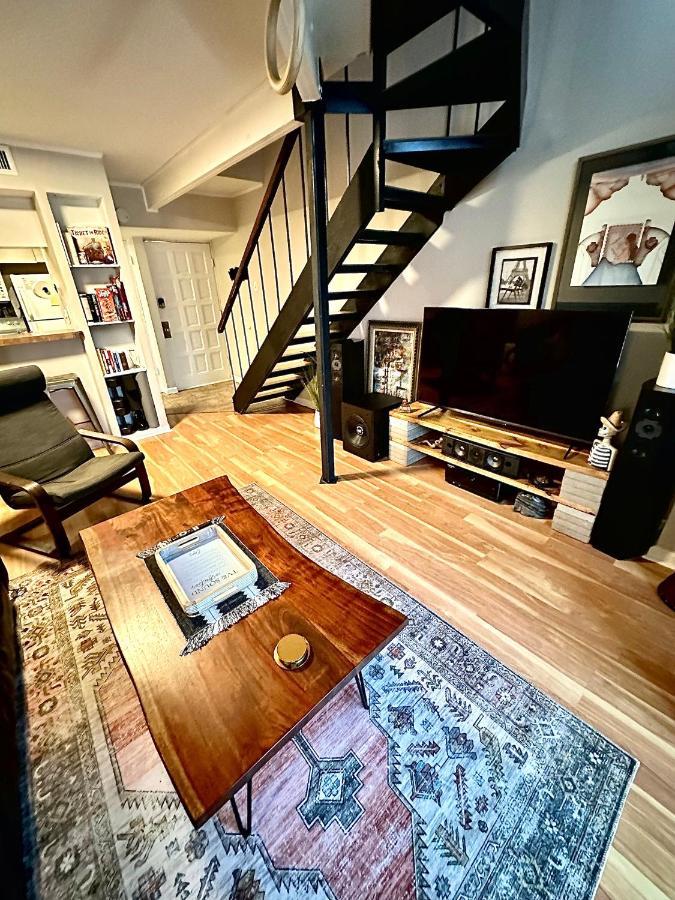 Hifi Sound & Comfort - Uptown / 2-story Loft Apartment