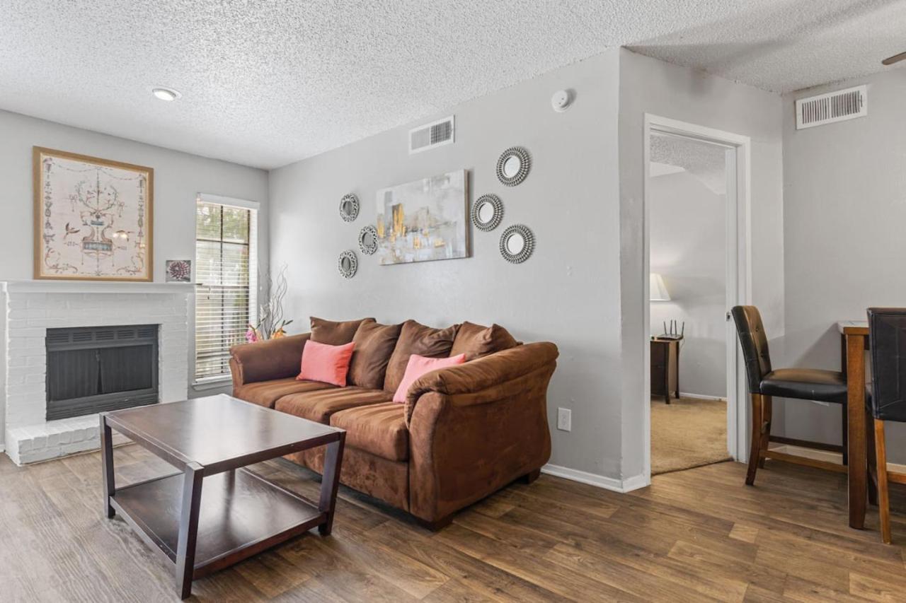 Work Remotely In Urban Dfw Apartment *