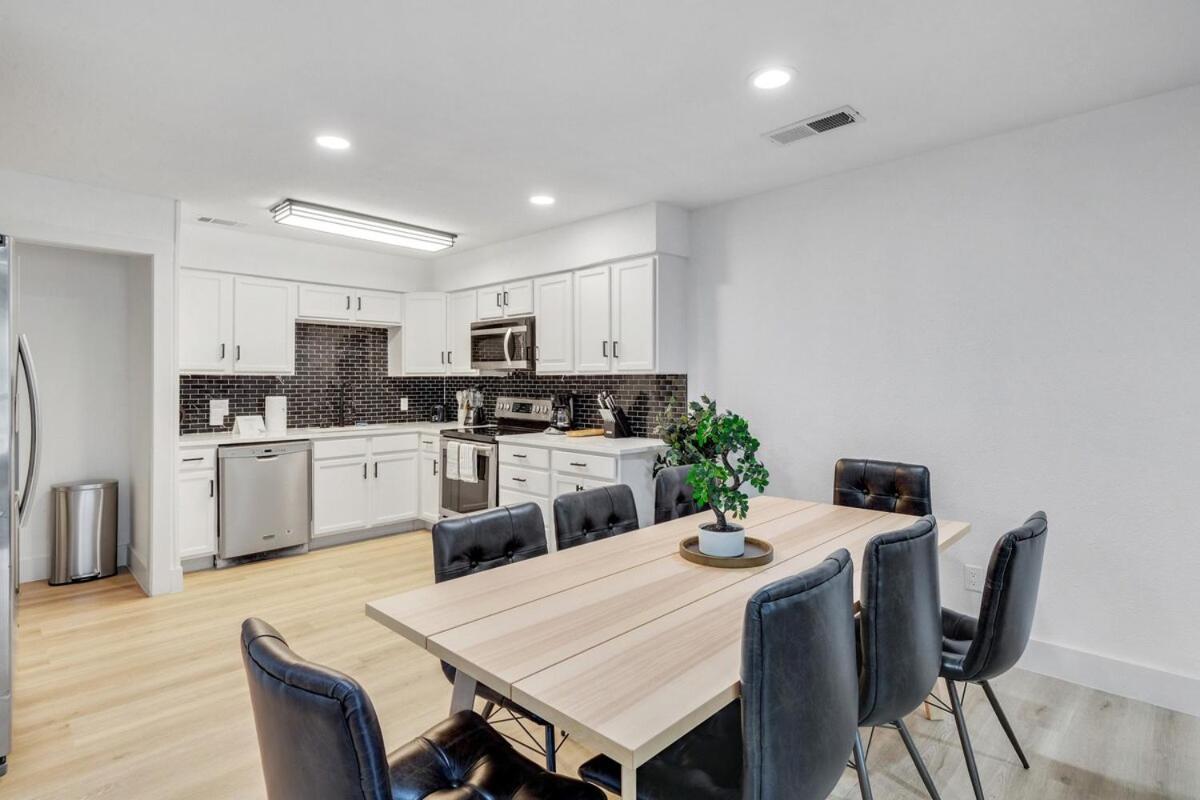 Superior 4br 2ba With Hot Tub & Grill Holiday home *
