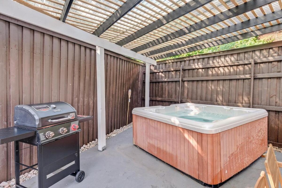 Superior 4br 2ba With Hot Tub & Grill *