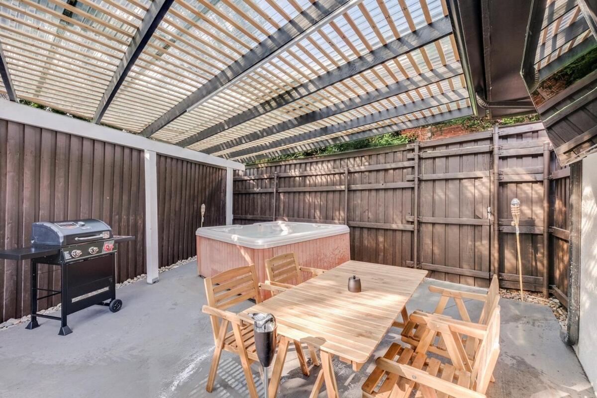 Superior 4br 2ba With Hot Tub & Grill Holiday home Dallas