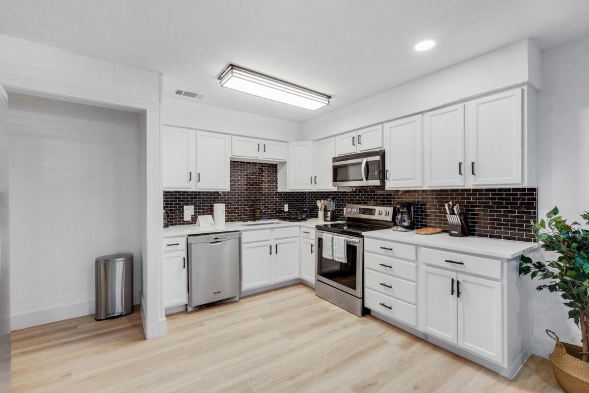 Superior 4br 2ba With Hot Tub & Grill *