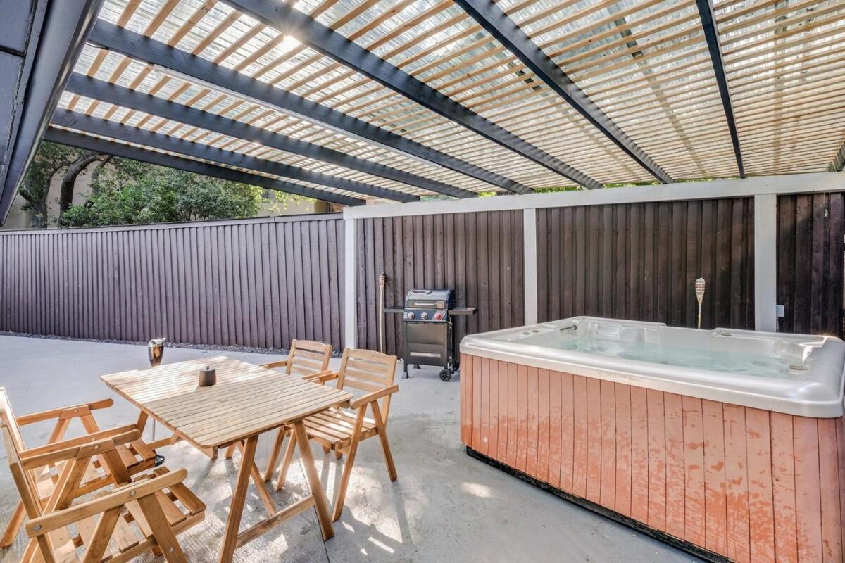 Superior 4br 2ba With Hot Tub & Grill