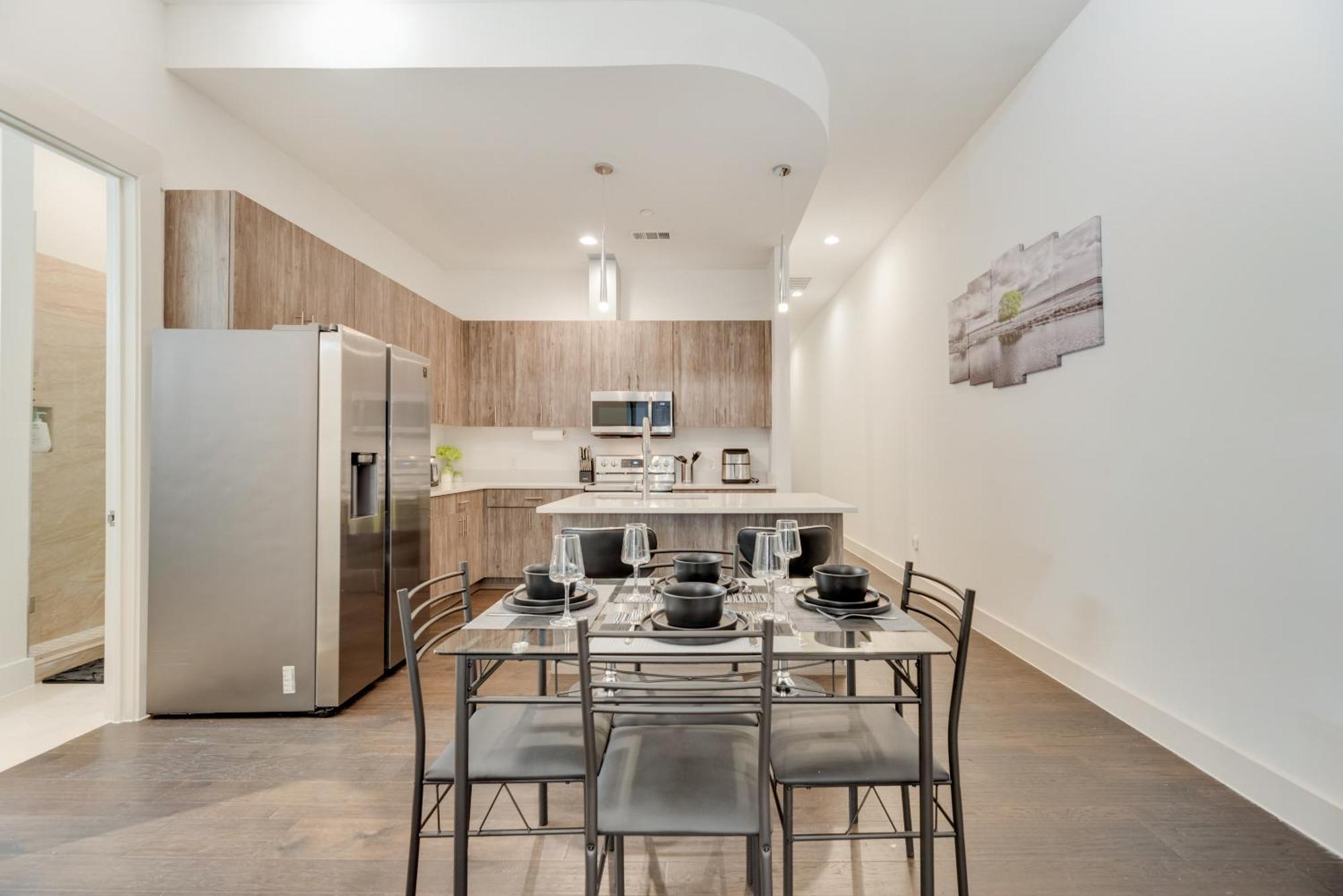 Cozy Loft Style 2br I Gym I Parking I Workspace * Dallas
