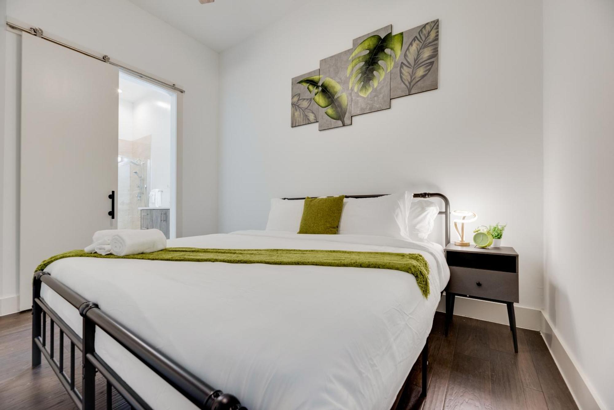 Cozy Loft Style 2br I Gym I Parking I Workspace Apartment *