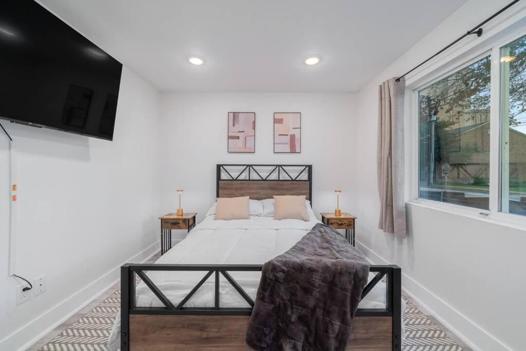 Downtown Modern Cozy *