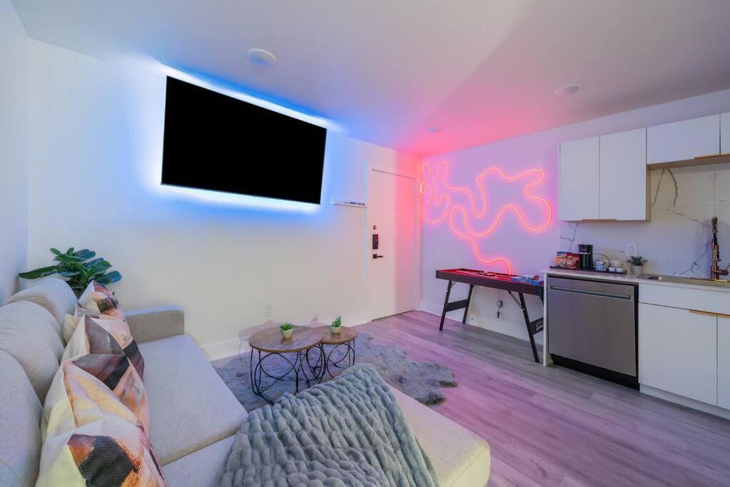 Downtown Modern Cozy *