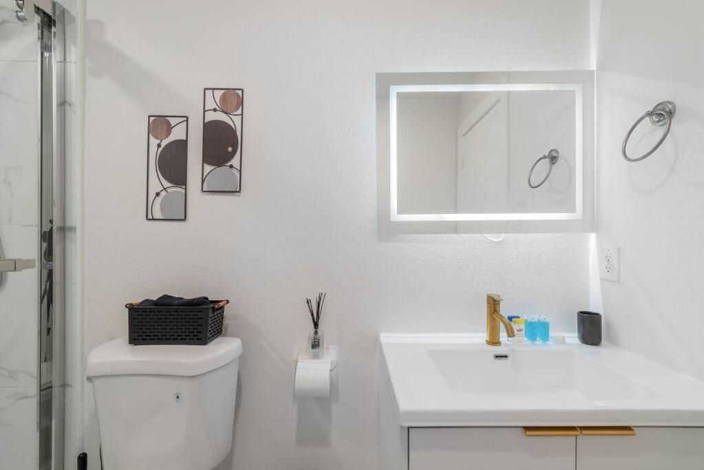 Downtown Modern Cozy Apartment *