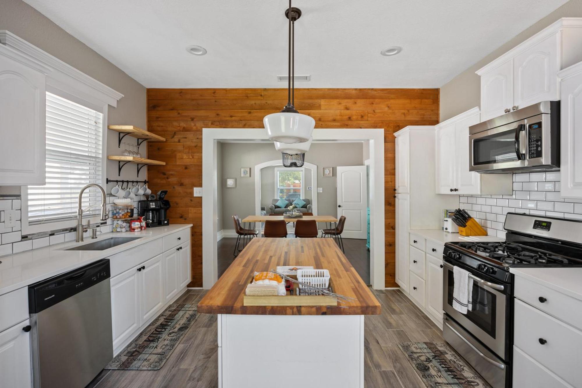 Charming Craftsman Close By Bishop Arts & Downtown