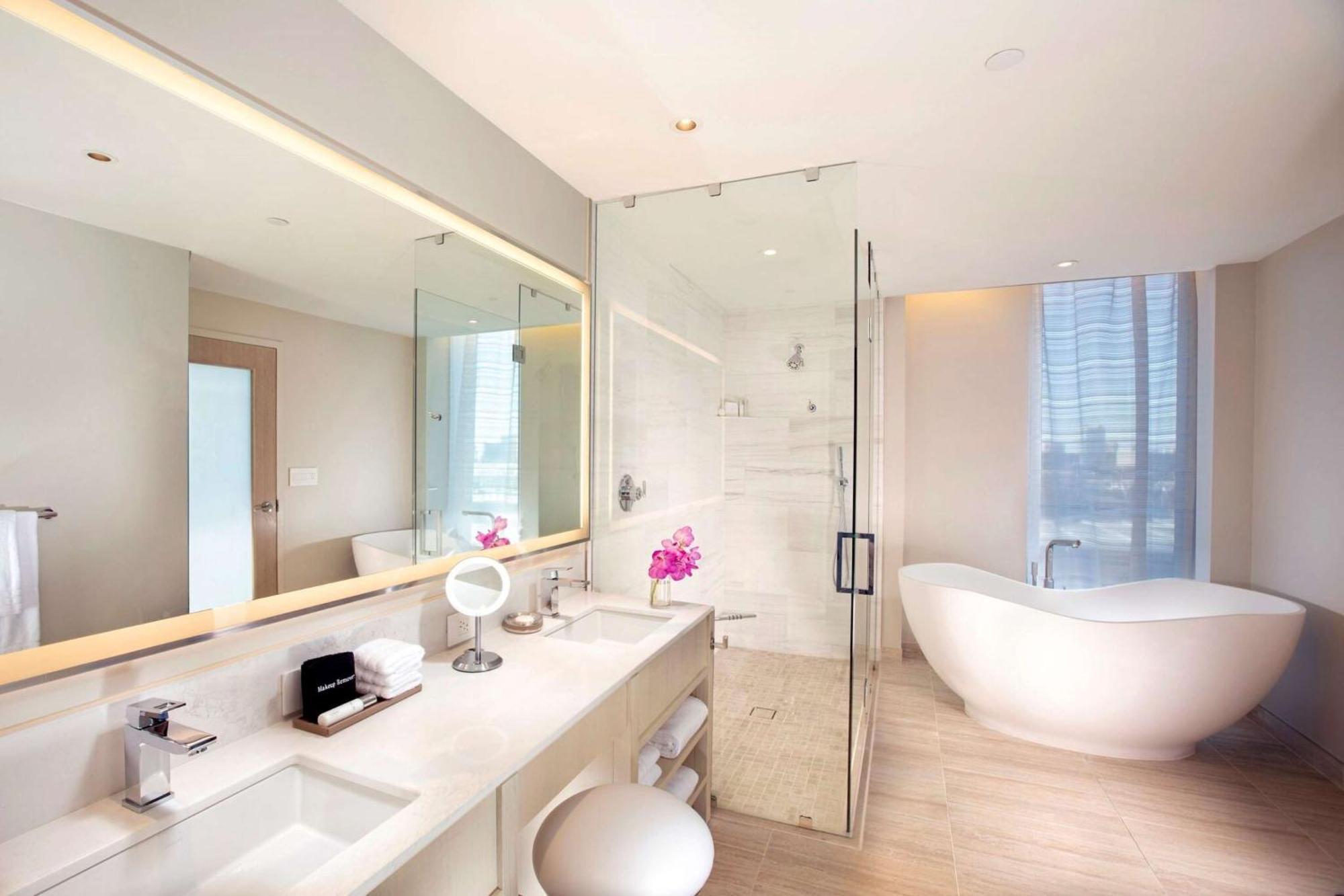 Hotel Hall Arts Dallas, Curio Collection By Hilton