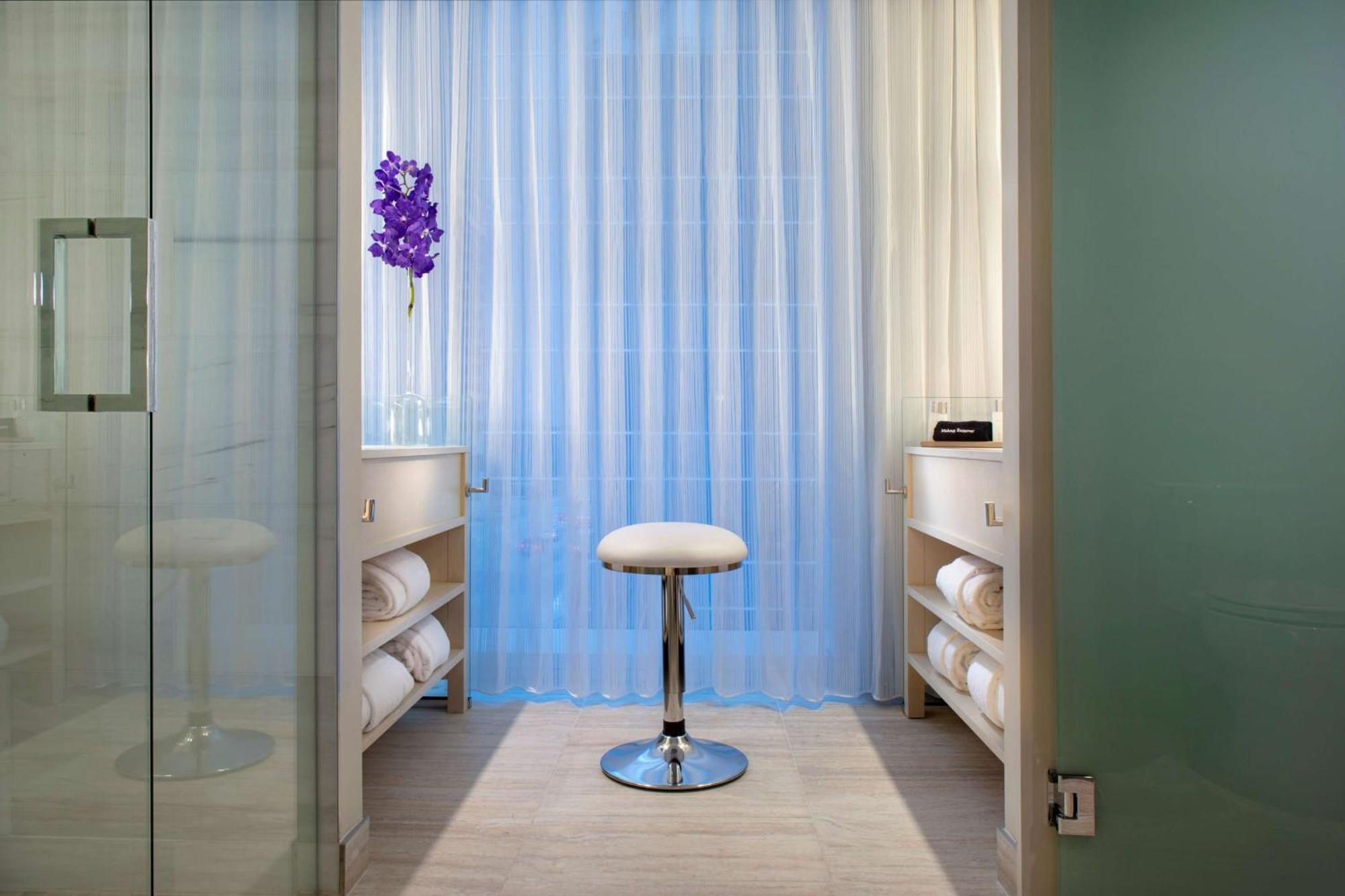 Hall Arts Dallas, Curio Collection By Hilton Hotel