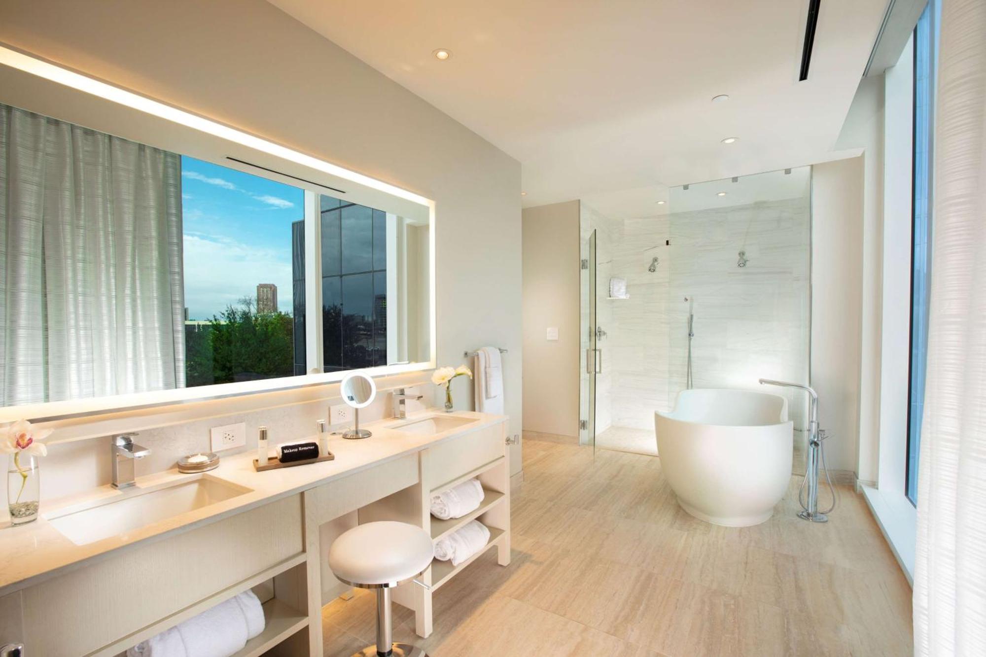 Hall Arts Dallas, Curio Collection By Hilton 5*