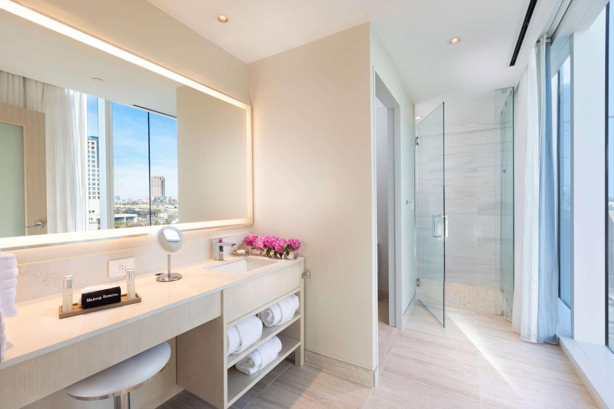 Hotel Hall Arts Dallas, Curio Collection By Hilton