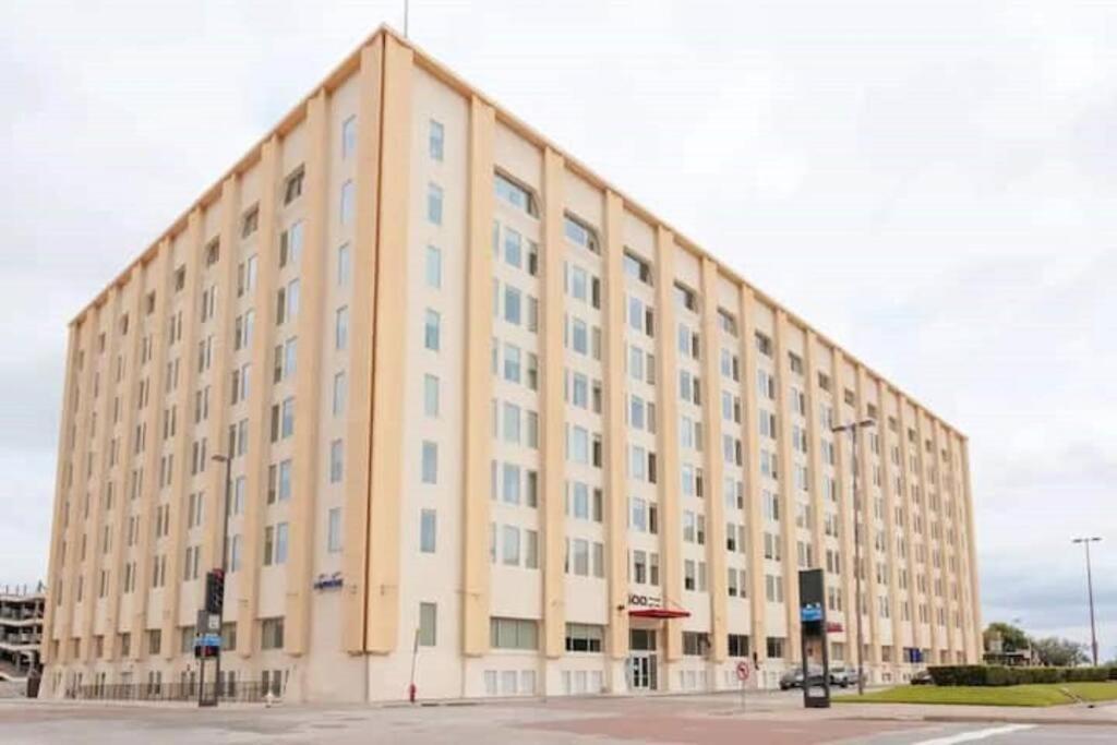 Stunning Downtown With Pool, Laundry, Parking Apartment Dallas