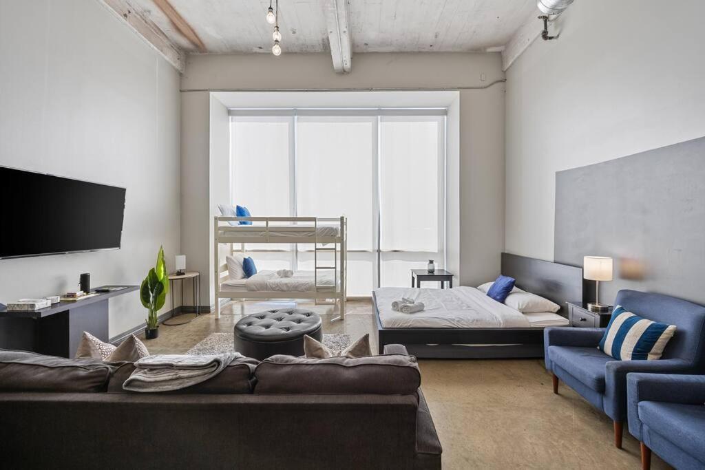 Stunning Downtown With Pool, Laundry, Parking