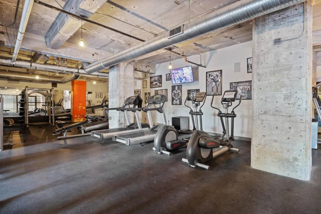 Stunning Downtown With Pool, Laundry, Parking * Dallas