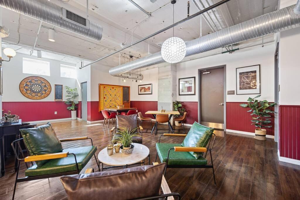 Stunning Downtown With Pool, Laundry, Parking Apartment *