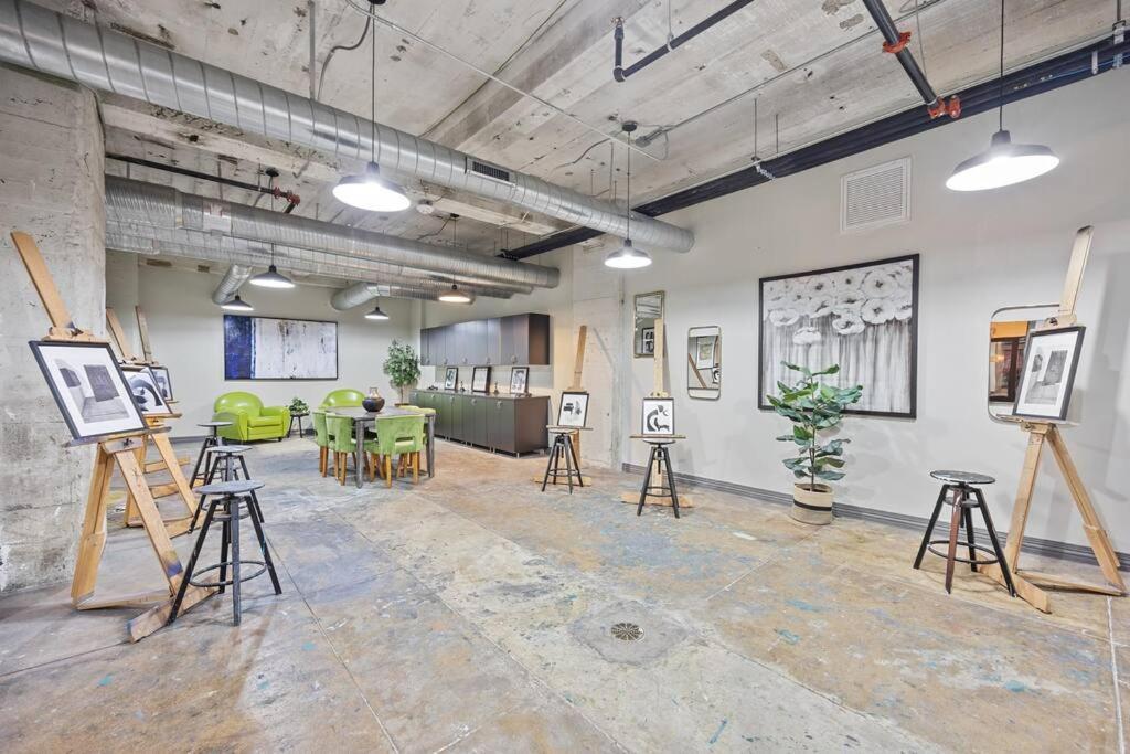 Stunning Downtown With Pool, Laundry, Parking Apartment Dallas