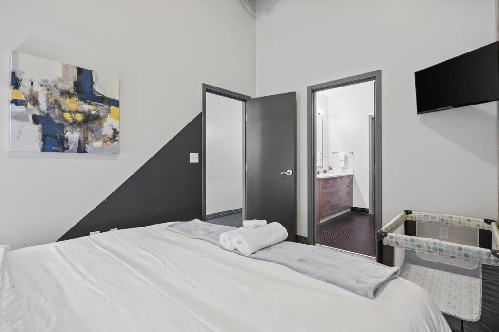 Stunning Downtown With Pool, Laundry, Parking Apartment