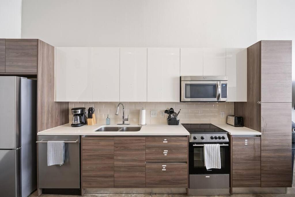 Apartment Stunning Downtown With Pool, Laundry, Parking *