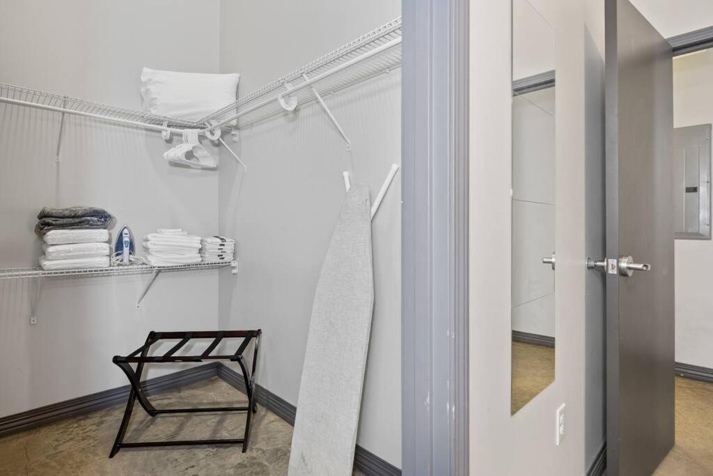 Stunning Downtown With Pool, Laundry, Parking Apartment