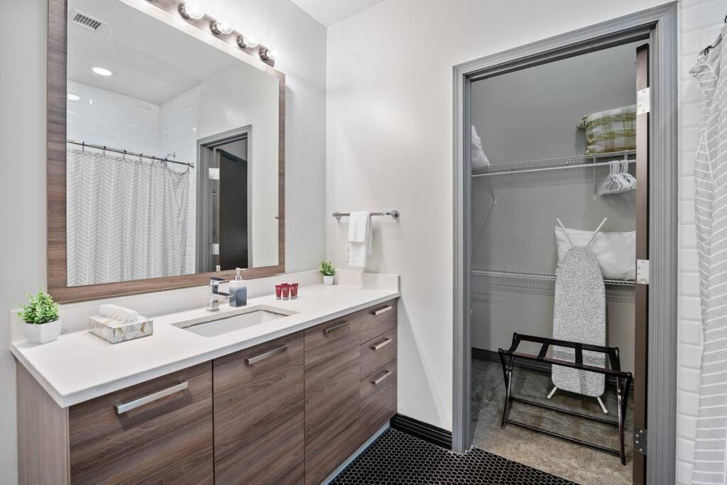 Stunning Downtown With Pool, Laundry, Parking