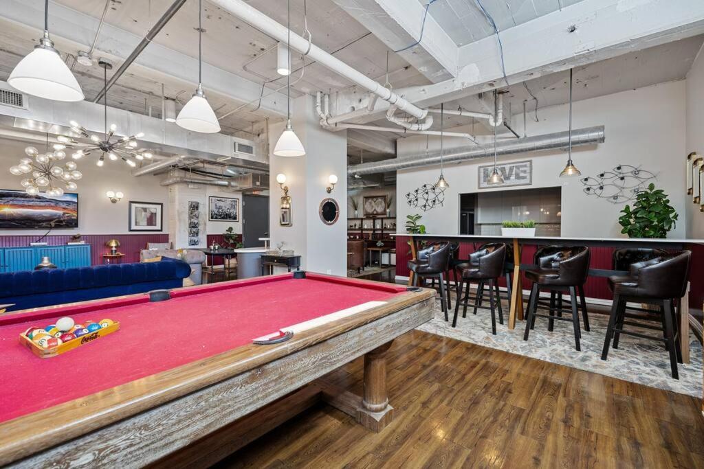 Apartment Stunning Downtown With Pool, Laundry, Parking