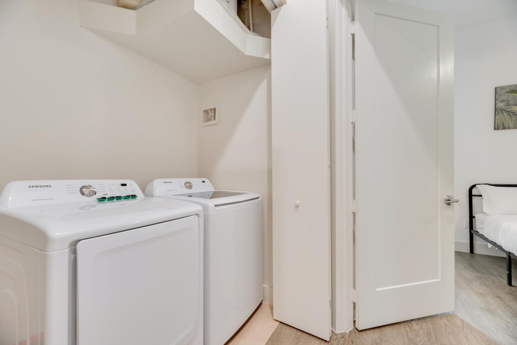 Snazzy Loft Style 2br I Gym I Parking I Workspace Apartment *