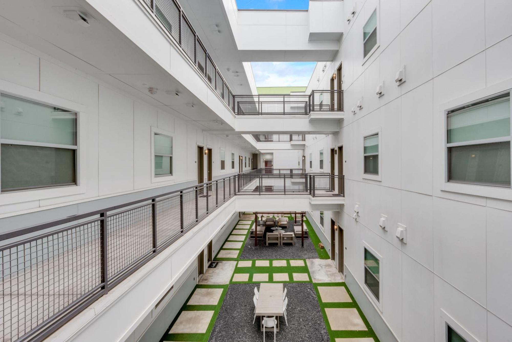 Snazzy Loft Style 2br I Gym I Parking I Workspace *
