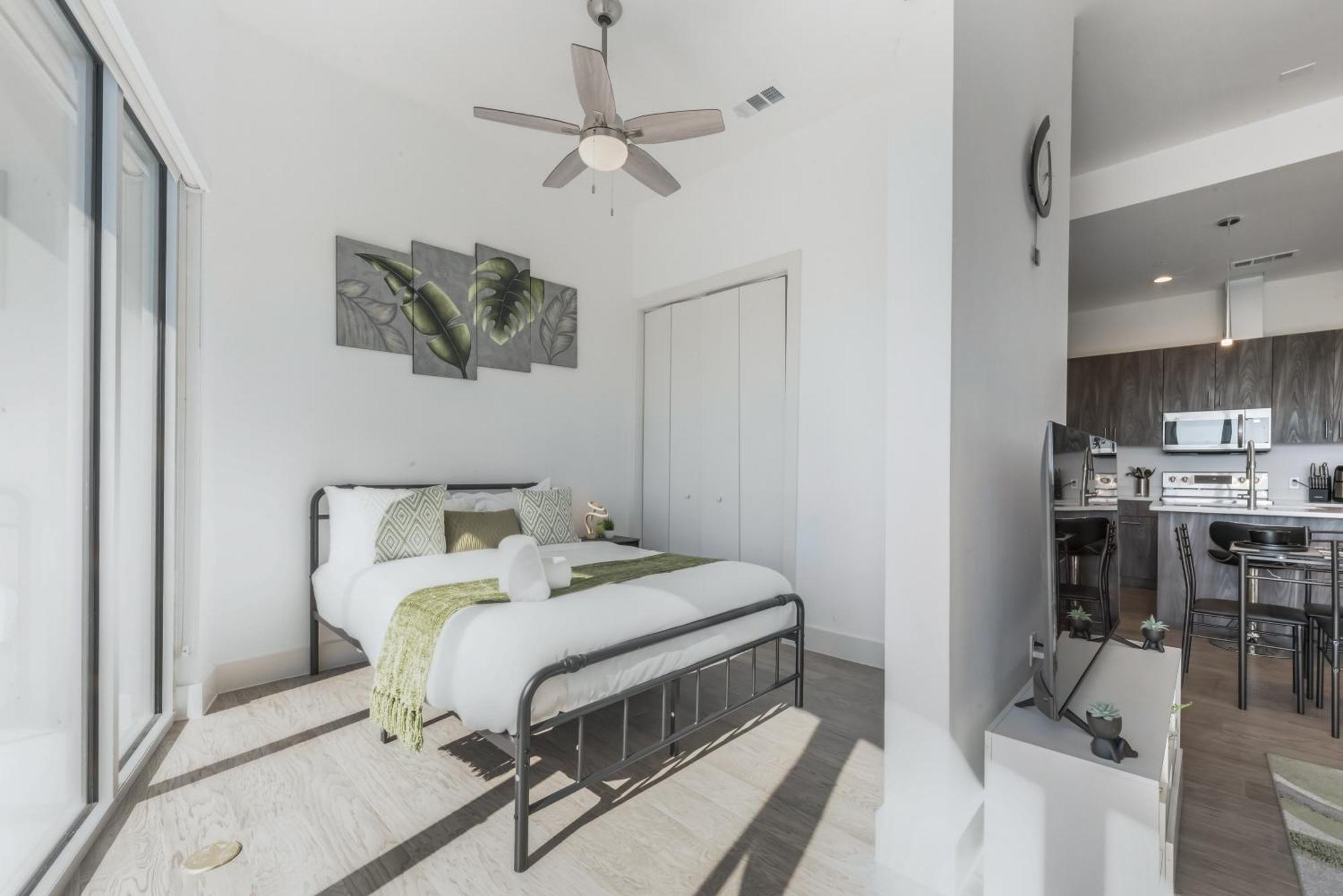 Snazzy Loft Style 2br I Gym I Parking I Workspace Apartment *