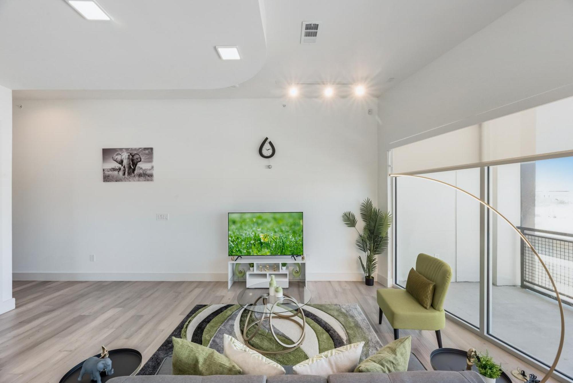 Apartment Contemporary 2br I Gym I Parking I Workspace *