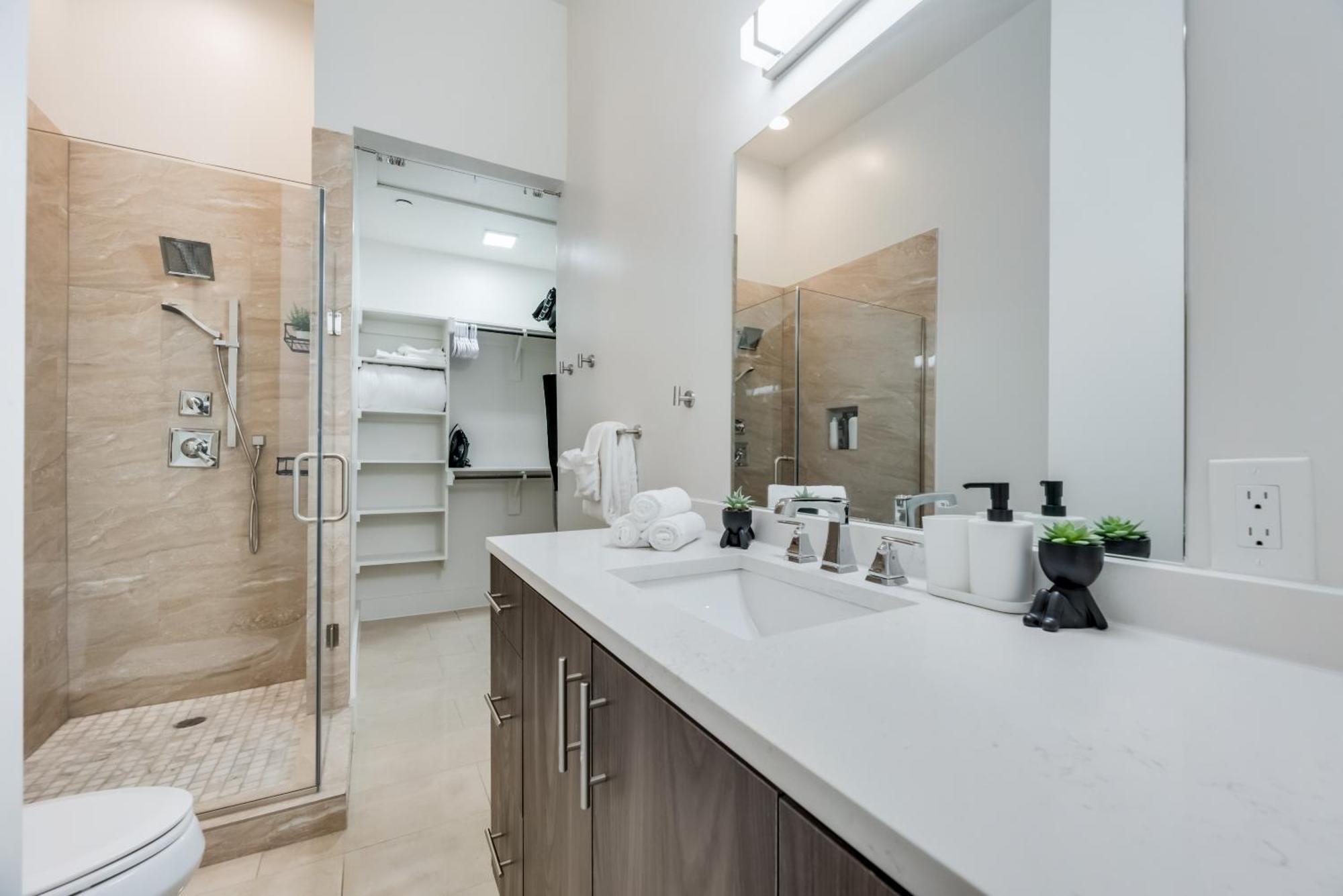 Contemporary 2br I Gym I Parking I Workspace Apartment Dallas