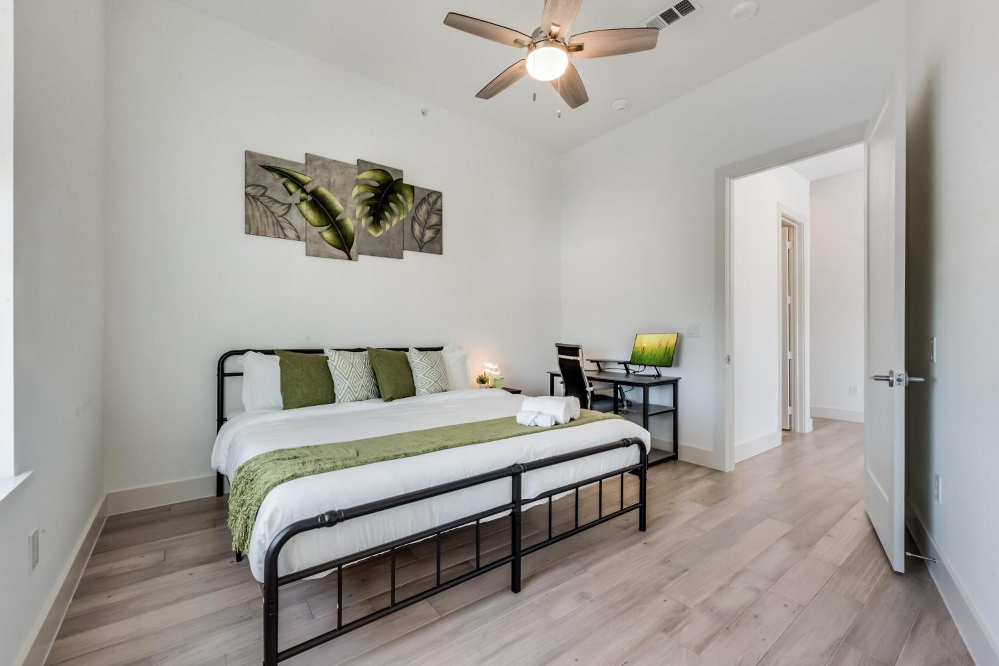 Apartment Contemporary 2br I Gym I Parking I Workspace