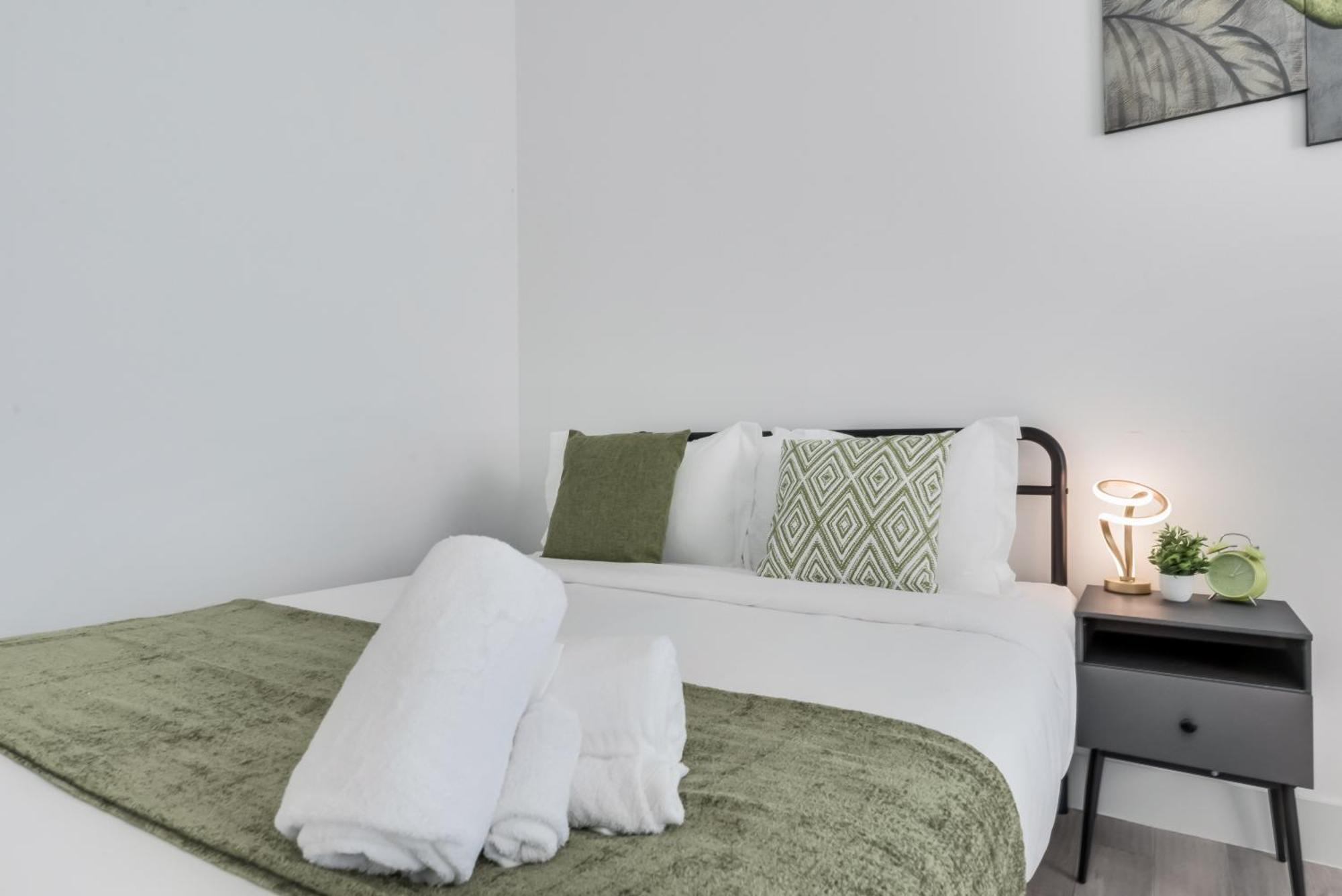 Contemporary 2br I Gym I Parking I Workspace Apartment Dallas