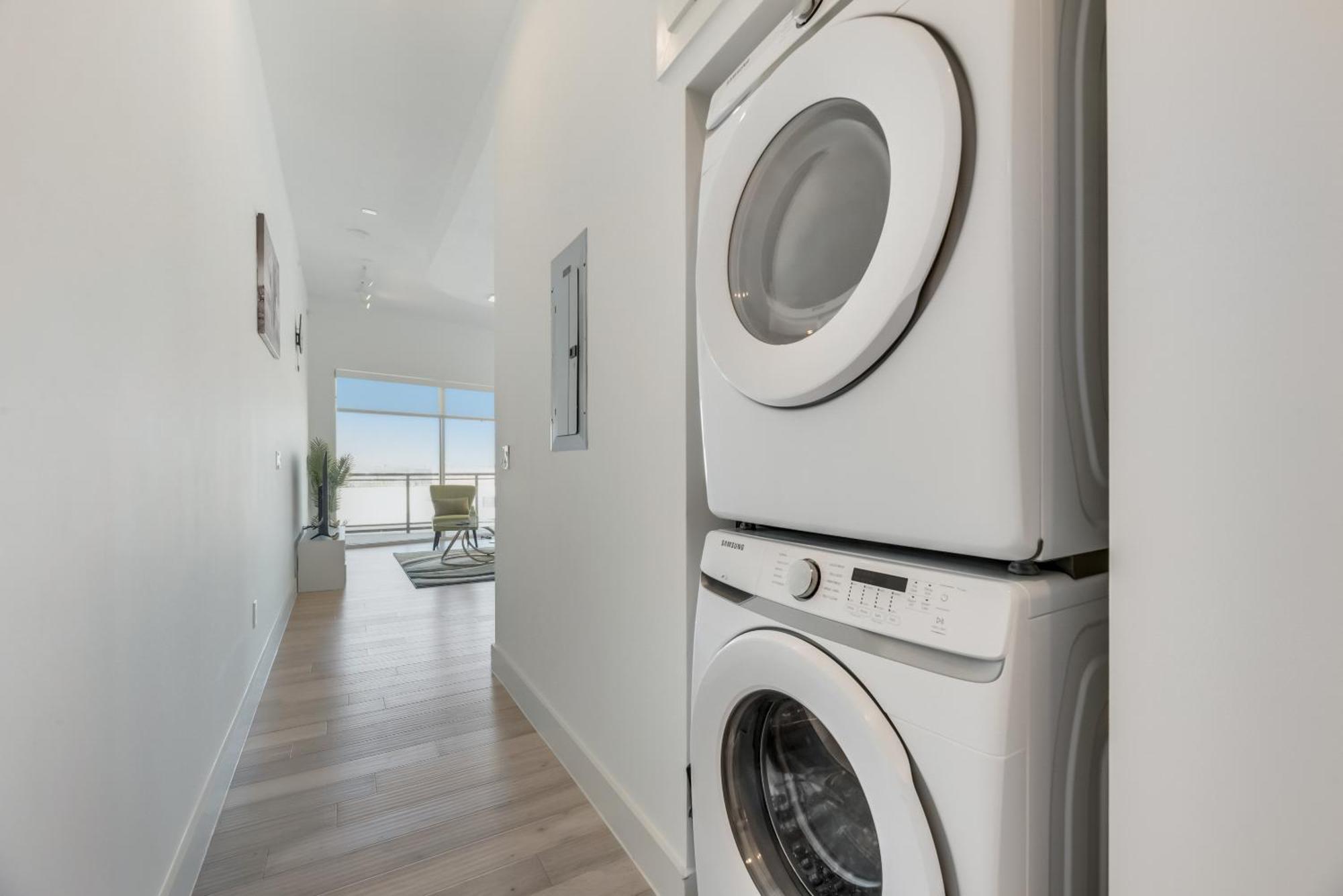 Contemporary 2br I Gym I Parking I Workspace Apartment *