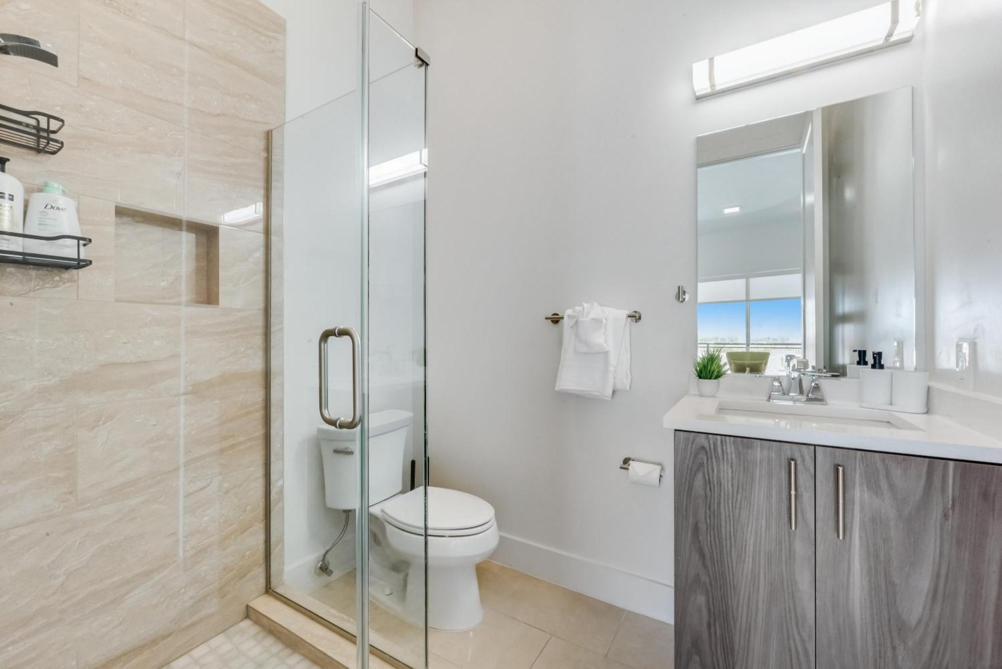 Contemporary 2br I Gym I Parking I Workspace Dallas