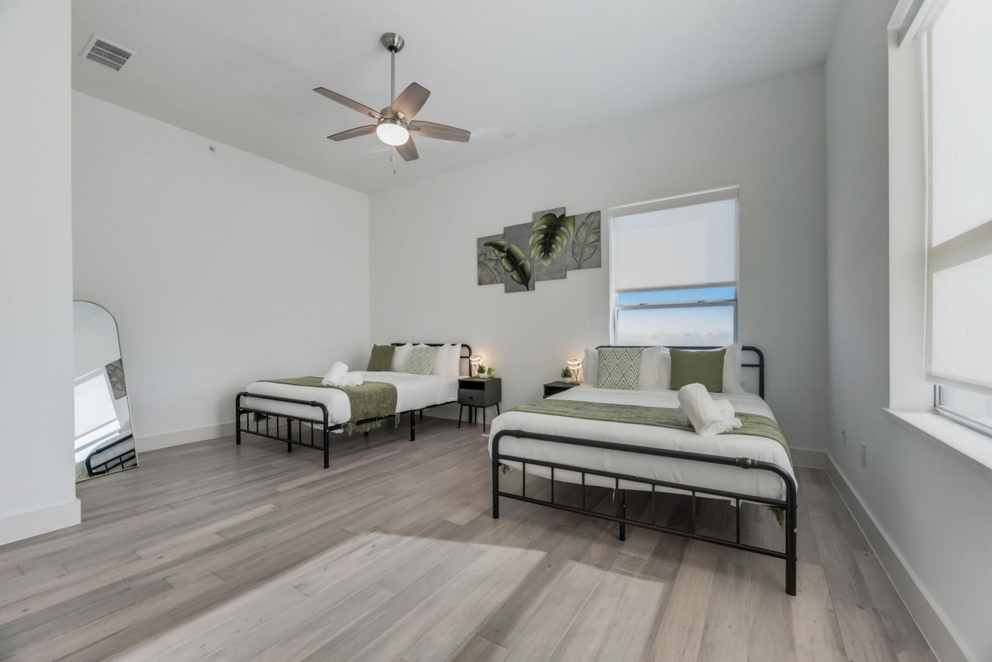 Contemporary 2br I Gym I Parking I Workspace Apartment