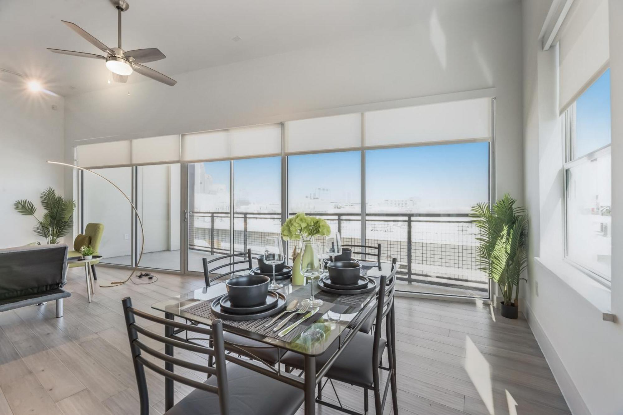 Contemporary 2br I Gym I Parking I Workspace Apartment