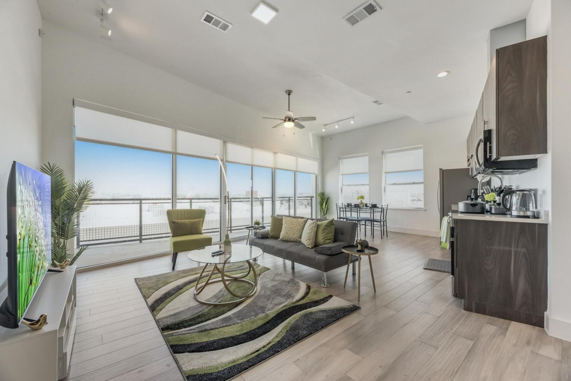 Contemporary 2br I Gym I Parking I Workspace Apartment Dallas