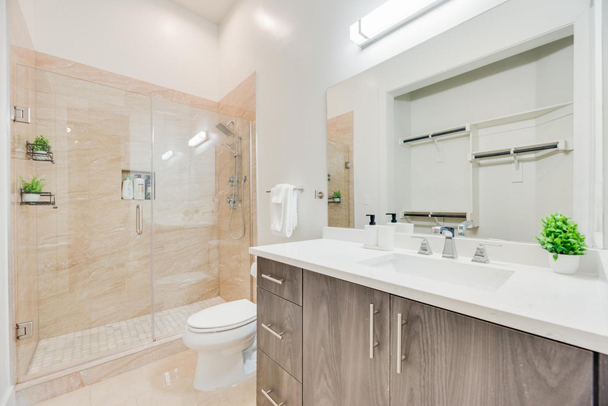 Snappy Loft Style 2br I Gym I Parking I Workspace * Dallas